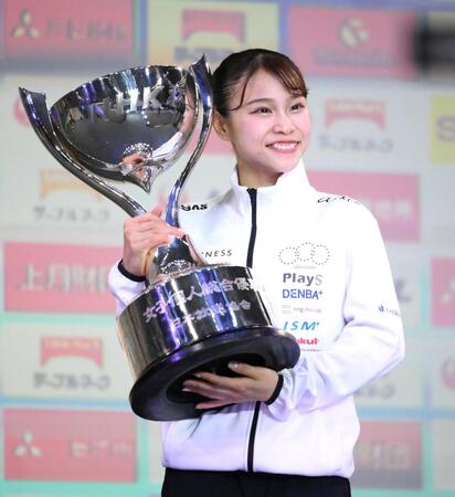 　優勝杯を手にする杉原愛子（撮影・堀内翔）
