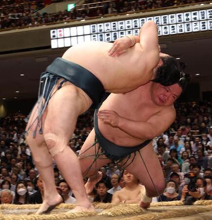 　錦木（右）を網打ちで下した佐田の海（撮影・佐々木彰尚）