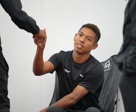 　タッチを交わすサニブラウン・ハキーム（代表撮影）