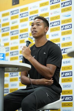 　会見に臨むサニブラウン・ハキーム（代表撮影）