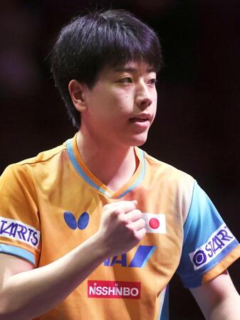 　男子シングルス１回戦でポイントを奪い、ガッツポーズする篠塚大登（共同）