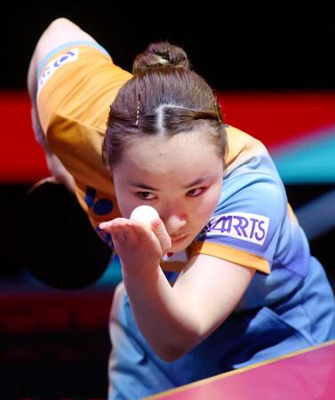 　女子シングルス１回戦でプレーする伊藤美誠（共同）