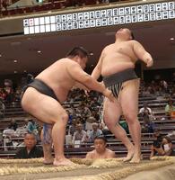 　清田（右）を寄り切りで下した行徳（撮影・佐々木彰尚）