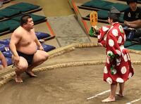 　勝ち名乗りを受ける行徳