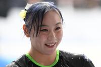 　段違い平行棒の演技を終えて笑顔を見せる宮田笙子