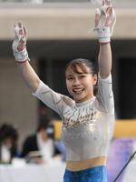 　段違い平行棒を終えて歓声に応える杉原愛子（撮影・堀内翔）