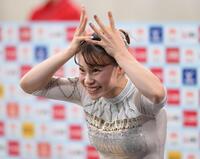　優勝を決めてポーズを決める杉原愛子（撮影・堀内翔）