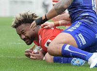 　前半、トライを決める神戸のワイサケ・ララトゥブア（撮影・石井剣太郎）