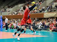 　必死にボールをつなぐサントリー・高橋藍（撮影・石湯恒介）