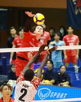 　スパイクを打つサントリー・高橋藍（撮影・石湯恒介）