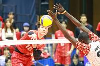 　スパイクを打つサントリー・高橋藍（撮影・石湯恒介）