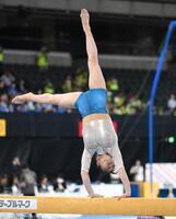 　杉原愛子の平均台の演技（撮影・堀内翔）