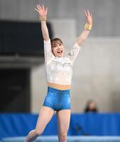 　ゆかの演技を終えて歓声に応える杉原愛子（撮影・堀内翔）