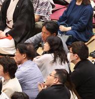 　相撲観戦する原監督