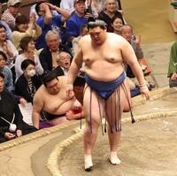 　尊富士（奥）をはたき込みで破る大の里