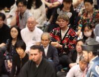 　相撲観戦する上地雄輔