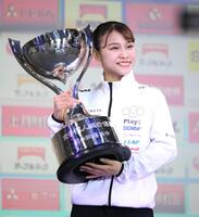 　優勝杯を手にする杉原愛子（撮影・堀内翔）