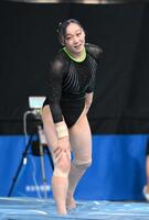 　跳馬を終えて右足を押さえる宮田笙子（撮影・堀内翔）