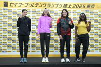 　会見でポーズを決める（左から）高橋渚、ヤロスラワ・マフチフ、北口榛花、ルイスウルタド（代表撮影）