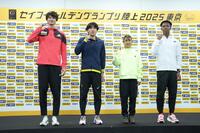 　会見でポーズを決める（左から）豊田兼、泉谷駿介、田中希実、村竹ラシッド（代表撮影）