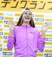 　会見に臨むヤロスラワ・マフチフ（代表撮影）