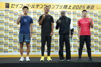 　会見でポーズを決める（左から）柳田大輝、サニブラウン・ハキーム、クリスチャン・コールマン、桐生祥秀（代表撮影）