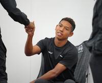 　タッチを交わすサニブラウン・ハキーム（代表撮影）