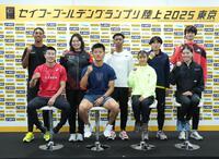 　会見でポーズを決める（前列左から）桐生祥秀、柳田大輝、田中希実、高橋渚（後列左から）サニブラウン・ハキーム、北口榛花、村竹ラシッド、泉谷駿介、豊田兼（代表撮影）