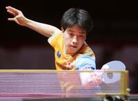 　男子シングルス１回戦でプレーする篠塚大登（共同）