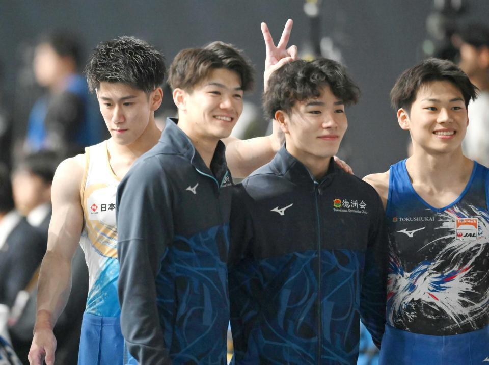 　記念撮影をする岡慎之助（右から２人目）の頭にこっそりＶサインを出す橋本大輝（左）＝撮影・堀内翔