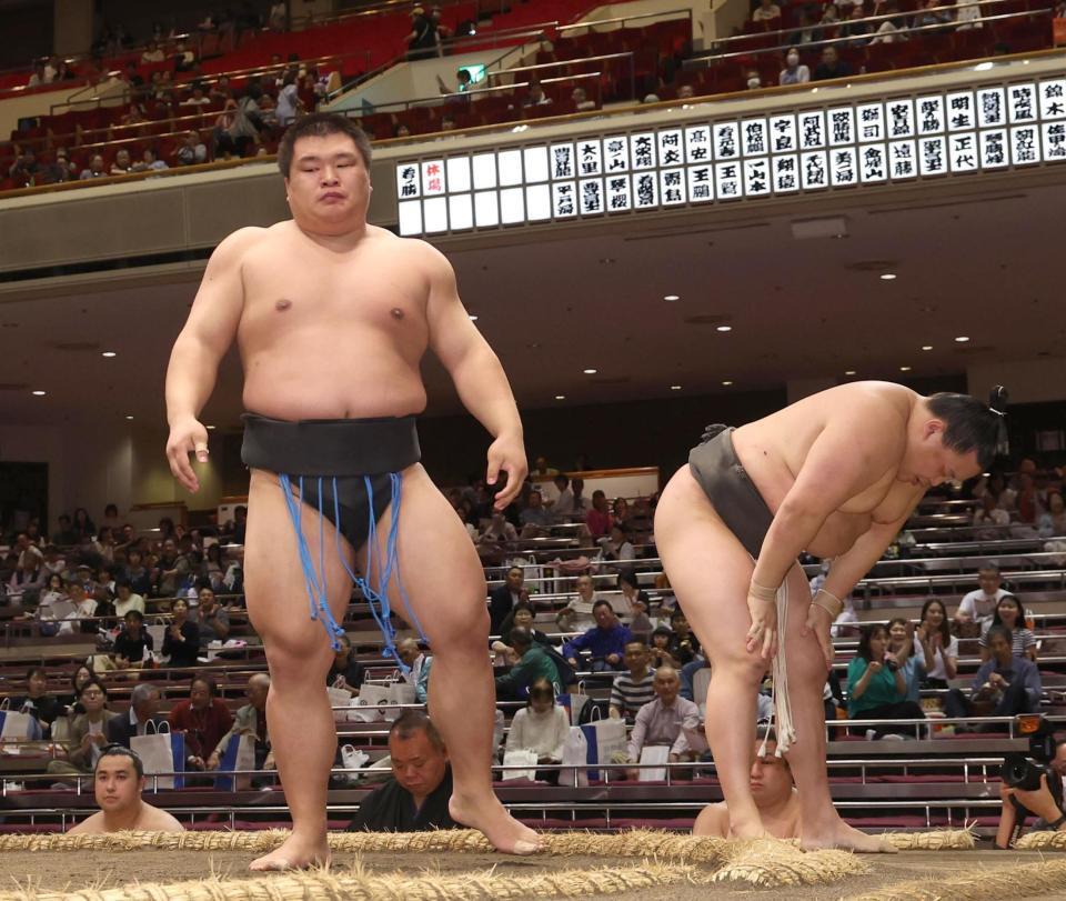 　清田（右）を寄り切りで下した行徳（撮影・佐々木彰尚）