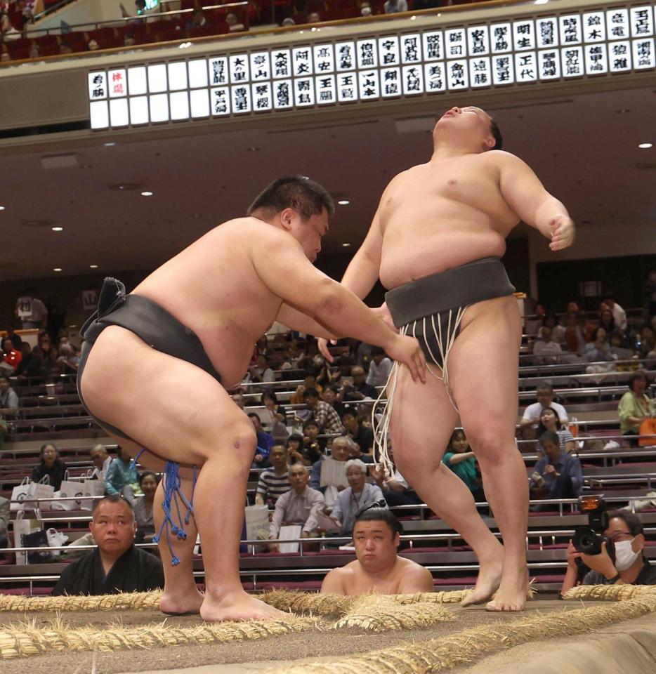 　清田（右）を寄り切りで下した行徳（撮影・佐々木彰尚）