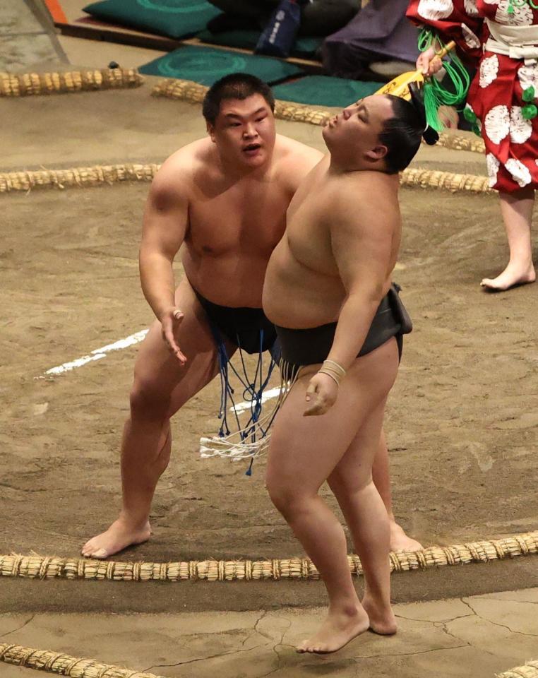 　清田（手前）を寄り切りで破る行徳