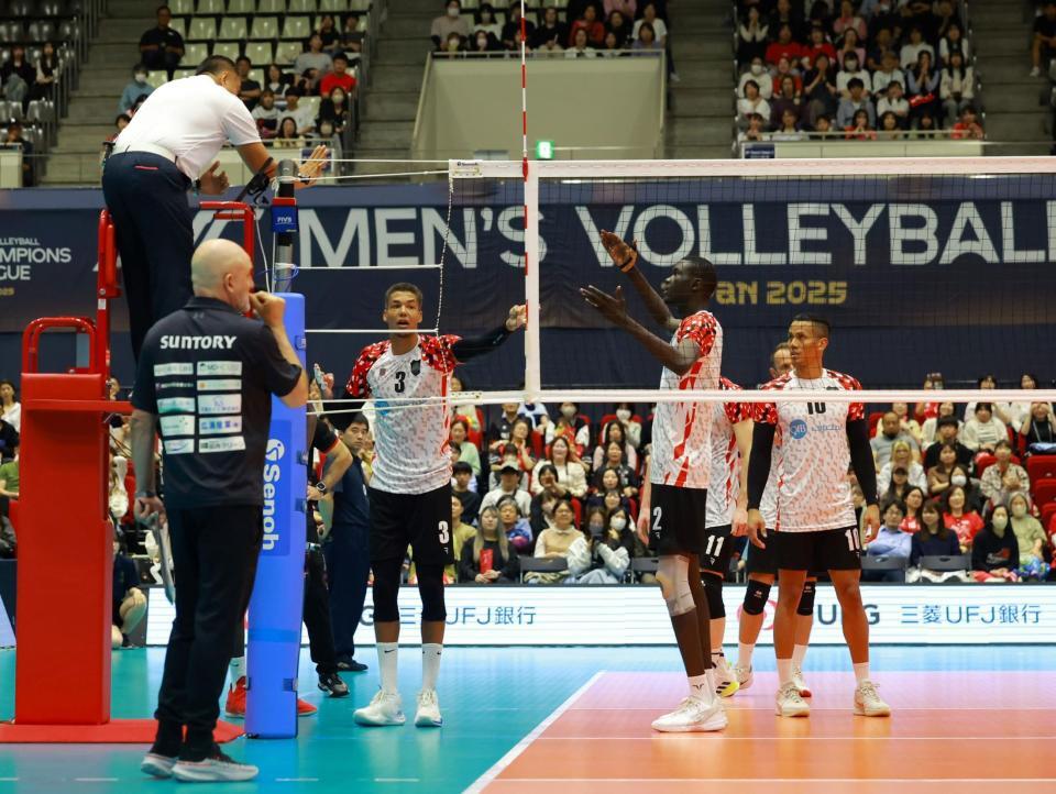 　判定に納得がいかないアルラヤンの選手たち（撮影・石湯恒介）