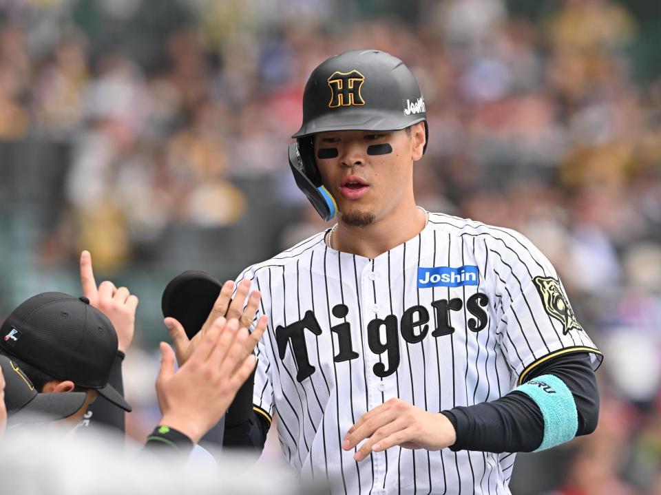 　４回、木浪の先制打で生還した佐藤輝（撮影・西田忠信）