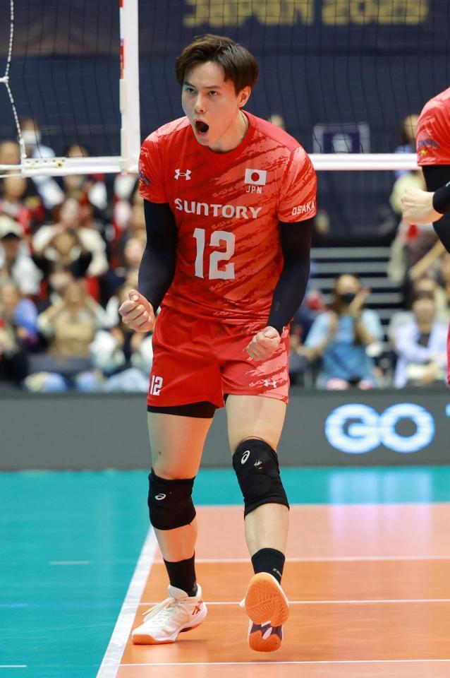 　ブロックを決め吠えるサントリー・高橋藍（撮影・石湯恒介）