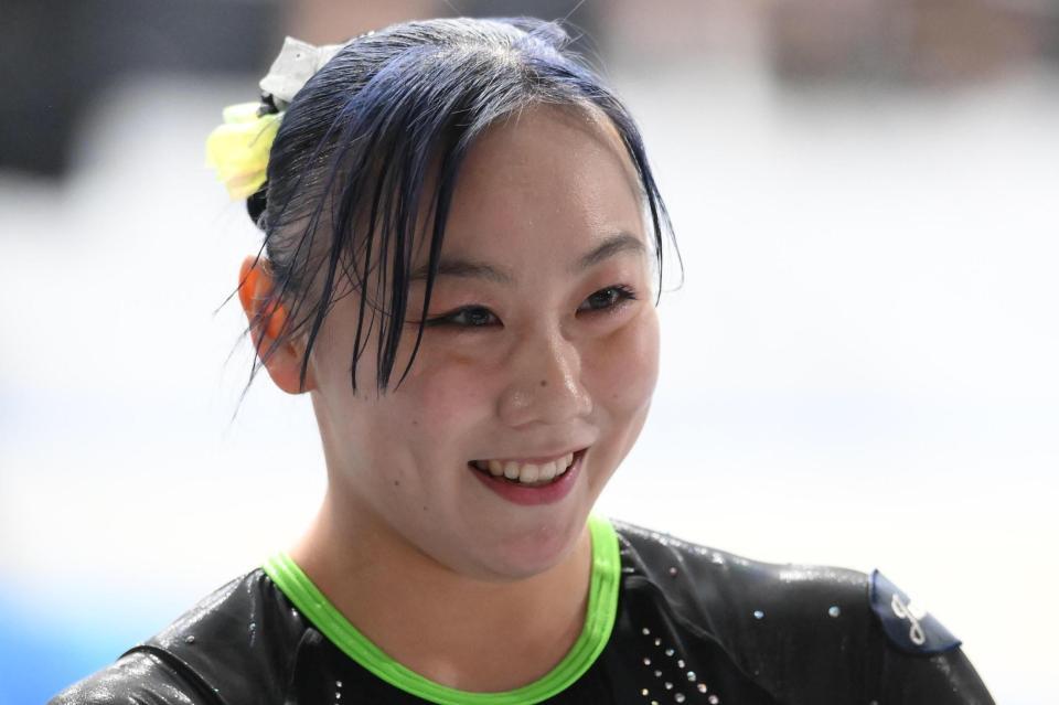 　段違い平行棒の演技を終えて笑顔を見せる宮田笙子