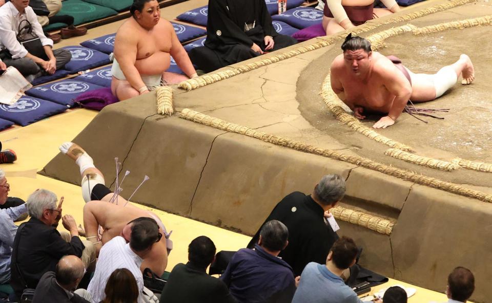 　友風（左）にはたき込みで敗れた紫雷