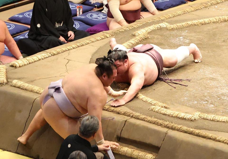 　友風（左）にはたき込みで敗れた紫雷