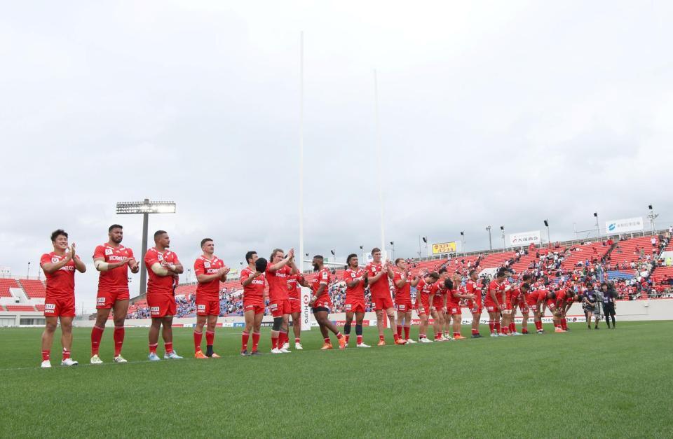 　試合を制し、ファンに挨拶する神戸フィフティーン（撮影・石井剣太郎）