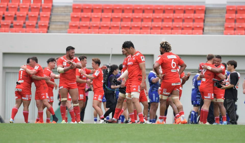 　試合を制し、喜ぶ神戸フィフティーン（撮影・石井剣太郎）