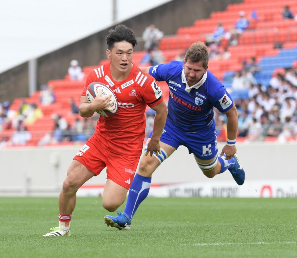 　後半、相手を振り切る神戸・李承信（左）＝撮影・石井剣太郎