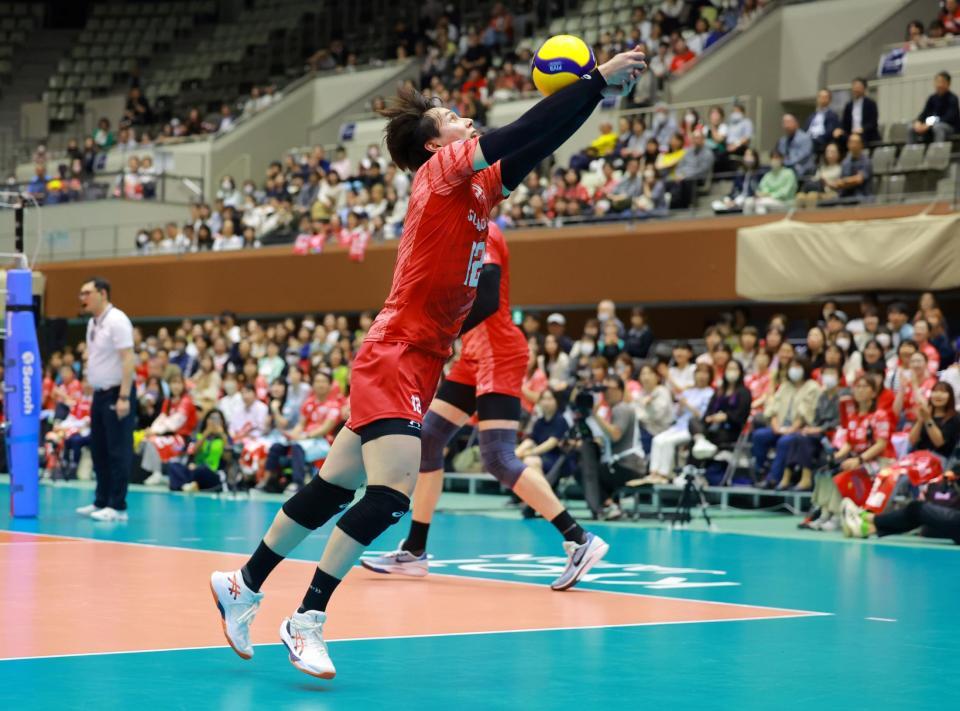 　必死にボールをつなぐサントリー・高橋藍（撮影・石湯恒介）