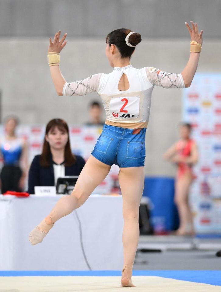 　デニムショートパンツ風の衣装の杉原愛子（撮影・堀内翔）