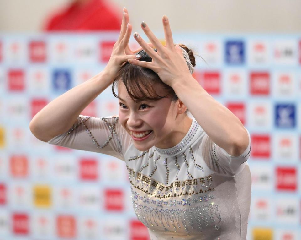 　優勝を決めてポーズを決める杉原愛子（撮影・堀内翔）