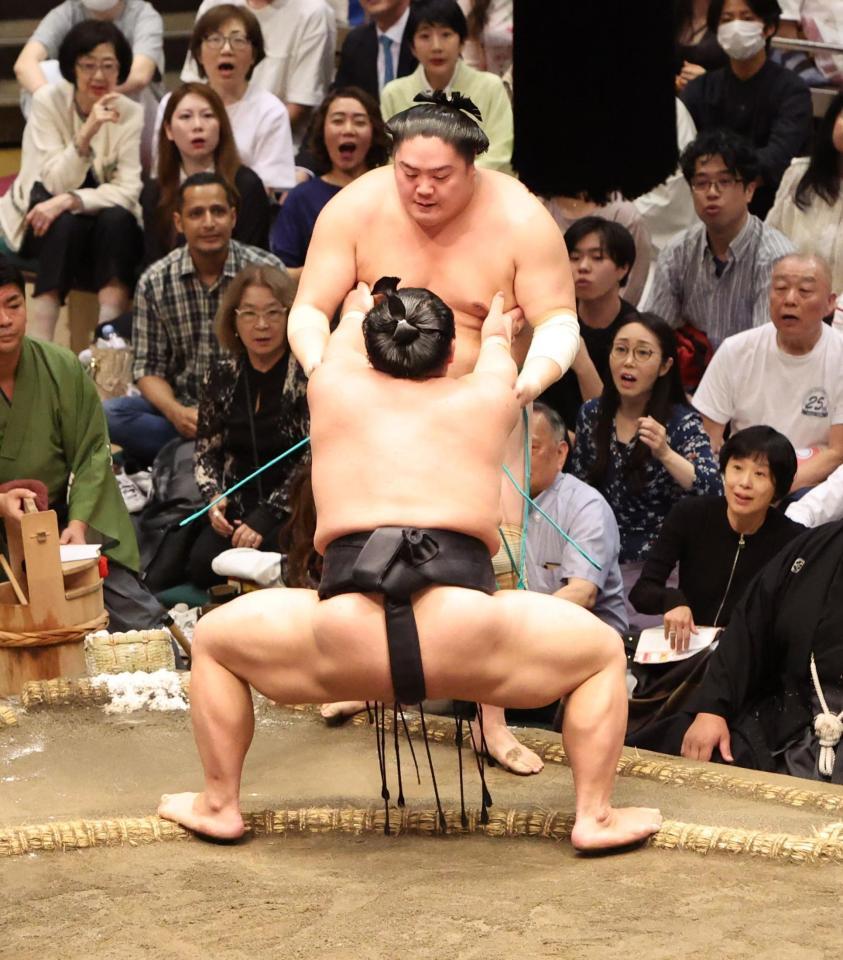 　一山本（奥）を押し出しで破る伯桜鵬