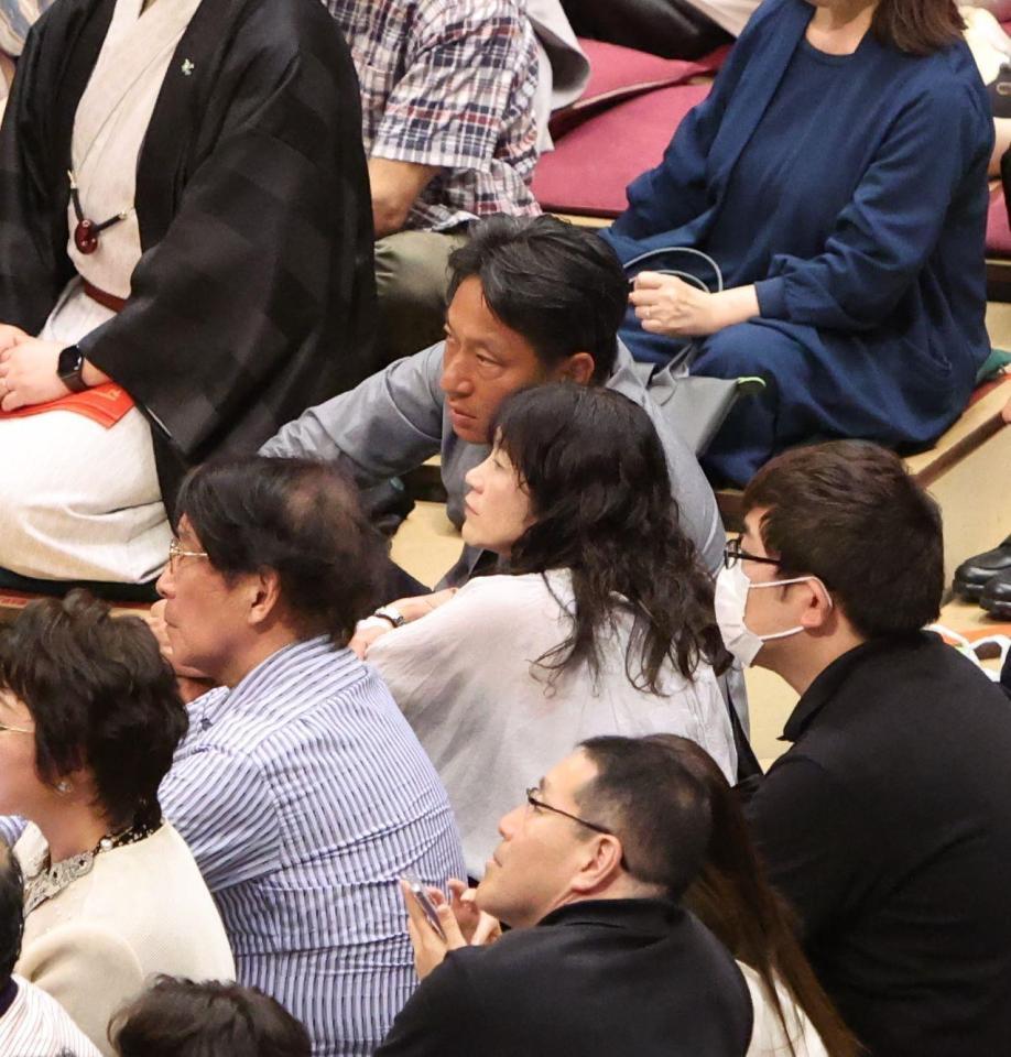 　相撲観戦する原監督