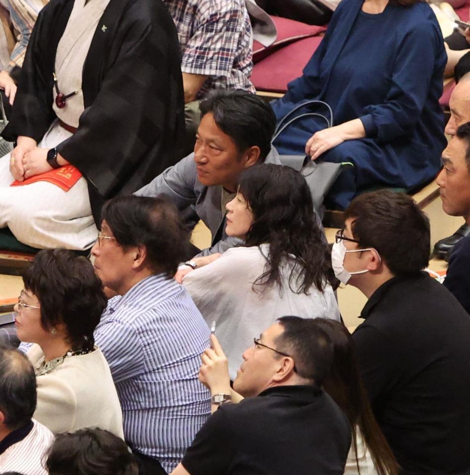 　相撲観戦する原監督