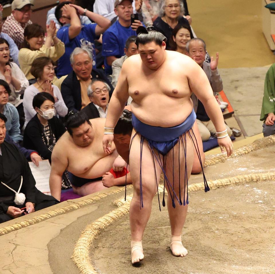 　尊富士（奥）をはたき込みで破る大の里