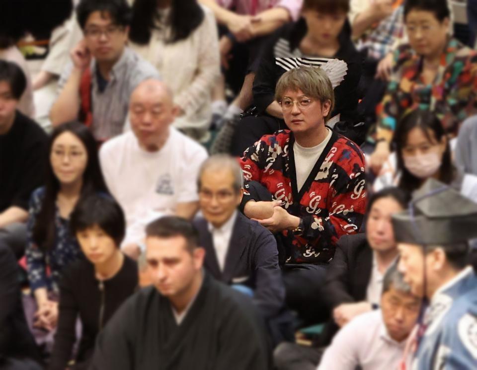 　相撲観戦する上地雄輔